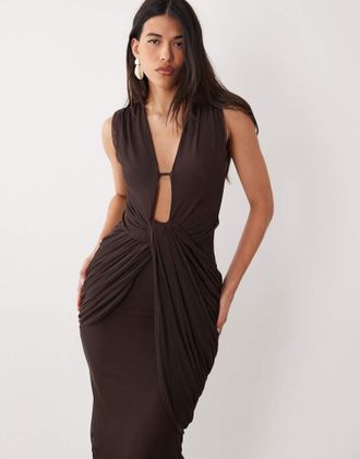 Asos Vestito lungo in rete color cioccolato con scollo profondo e arricciatura-Marrone