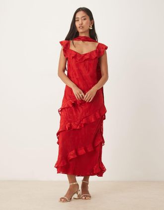 Pretty Lavish Vestito lungo rosso d&eacute;vor&eacute; con volant e dettaglio stile sciarpa