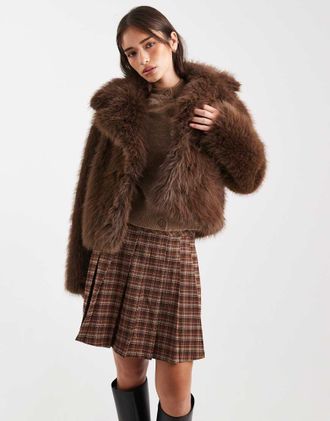 Miss Selfridge Giacca corta in pelliccia sintetica color cioccolato-Marrone