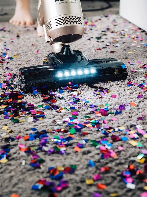 Staubsauger saugt Konfetti ein