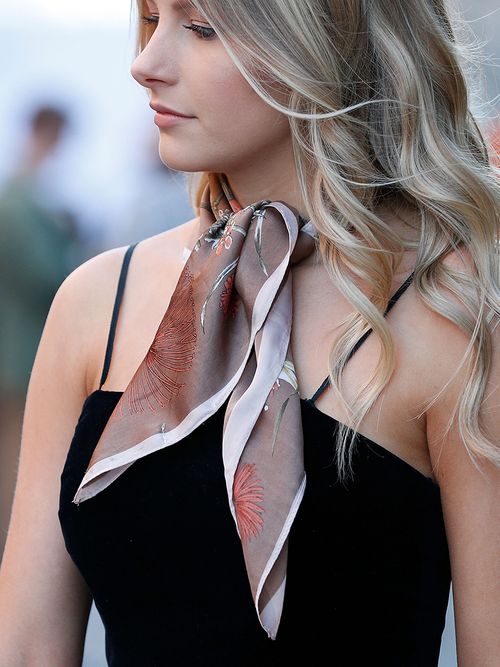 So tragen wir das Halstuch jetzt!