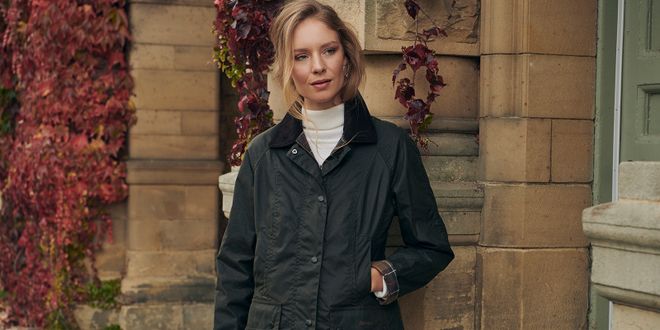 Blonde Frau mit einer Wachsjacke von Barbour.
