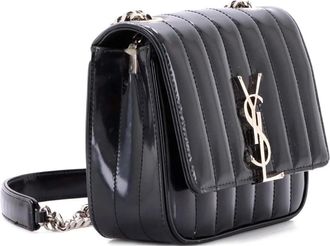 Saint Laurent Borsa a spalla Vicky piccola in pelle verniciata trapuntata con tracolla - Nero