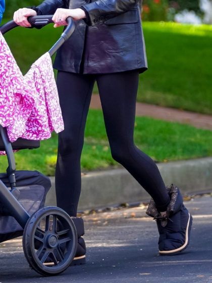 Visto che non possiamo andare a sciare, indossiamo gli stivali da neve in città!