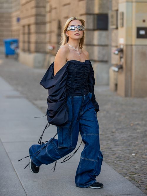 Bloggerin Amelie Stanescu trägt ein schulterfreies Carmenoberteil zur Boyfriend Jeans