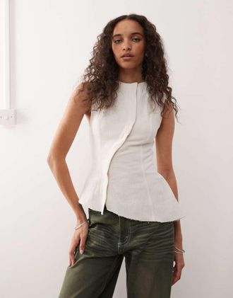 Weekday Top asimmetrico bianco sporco con peplo e bottoni nascosti