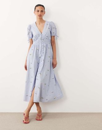 Nobody's Child Ezra - Vestito midi in misto lino blu a fiori con scollo a V, maniche a sbuffo e bottoni