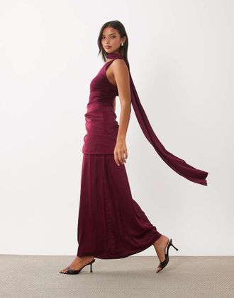 Tfnc vestito lungo monospalla in satin e tessuto fluido con dettaglio drappeggiato e collo a sciarpa bordeaux-Rosso