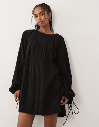 Asos Vestito corto girocollo nero con arricciatura in vita e maniche a campana