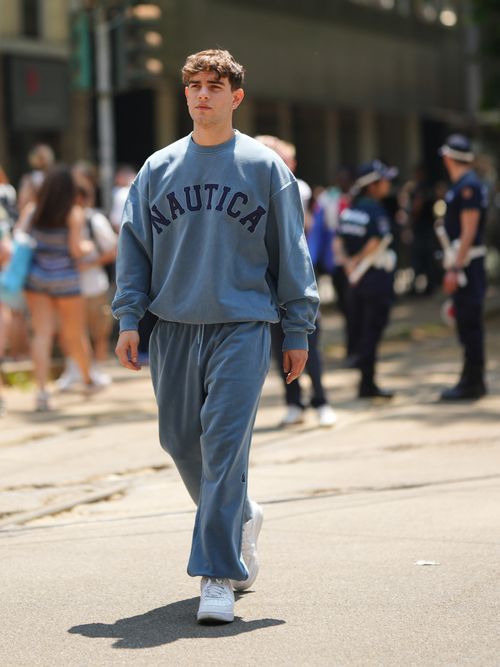 Street Style Look von der Milan Fashion Week, wo ein Mann ein Sweat-Set trägt.