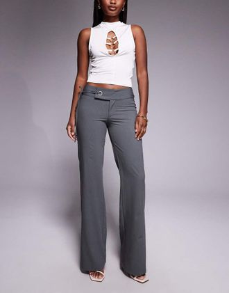 Tiger Mist Emory - Pantaloni sartoriali a zampa anni 90 a vita bassa grigio antracite con motivo gessato, laccetti sui lati e occhielli