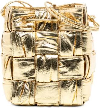 Bottega Veneta Borsa a secchiello Cassette piccola in nappa metallizzata con motivo Intrecciato Maxi 2012-2025 - Oro