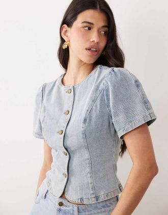 Lioness Femme - Blusa in misto cotone in denim lavaggio chiaro con bottoni e maniche a sbuffo