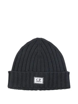 C.P. Company ribbed logo-patch beanie - men - Virgin Wool - One Size - Grey