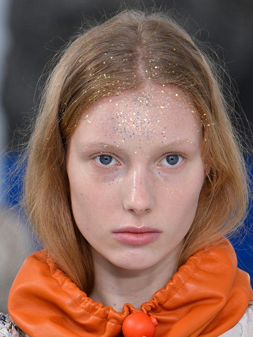 Close-up von einem Model auf der Preen by Thornton Bregazzi Runway Show, mit dem aktuellen Make-up Trend Vampire Skin
