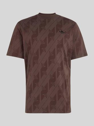 adidas Originals Regular Fit T-Shirt aus reiner Baumwolle mit Allover-Logo-Muster in Dunkelbraun, Gr&ouml;&szlig;e XXL