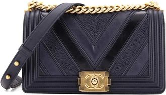 Chanel Borsa a tracolla Boy media in pelle Caviar e pelle di vitello con motivo chevron e battente - Blu