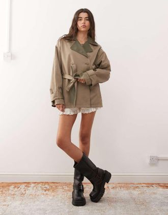 Monki Trench corto double-face color cuoio con colletto marrone a contrasto-Neutro