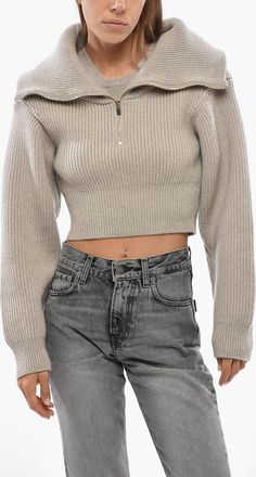 Jacquemus Maglia Cropped Fit in Lana Merino con Collo Alto e Mezza Zip Jacquemus