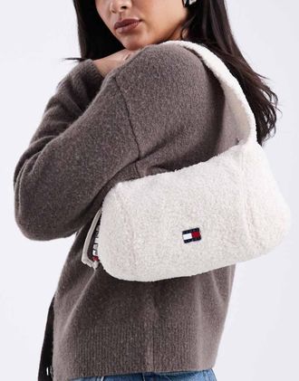 Tommy Jeans Borsa da spalla in pile borg color crema con logo della bandiera-Bianco