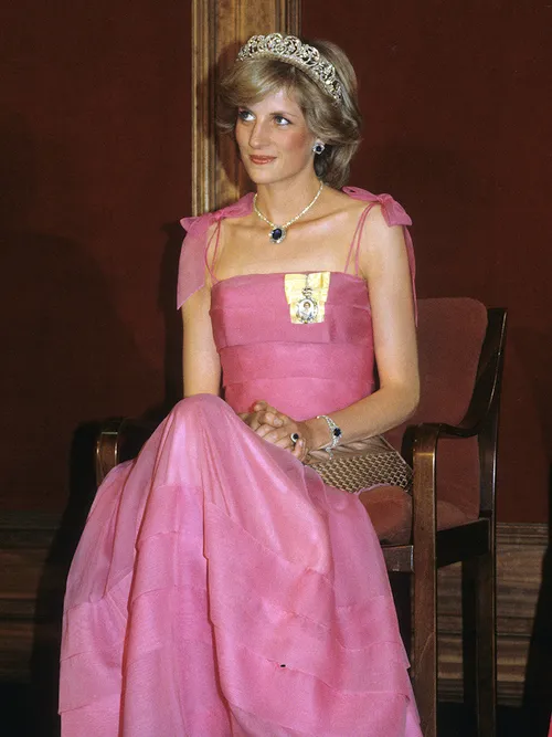 Lady Diana in einem pinken Abendkleid von Victor Edelstein.