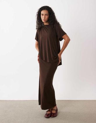 Asos vestito maxi marrone in modal con maniche corte e strato a mantella