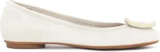 Kazar Witte leren ballerinas versierd met een metalen broche - Dames - Ballerinas - Wit - 37 EU - Leer - Schoenen