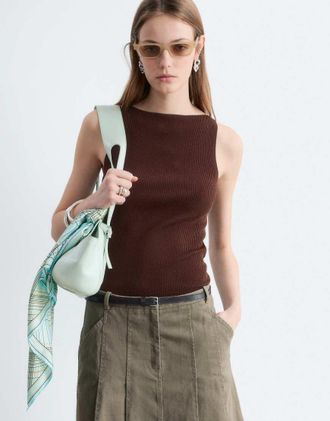 & Other Stories Top accollato senza maniche in maglia marrone scuro