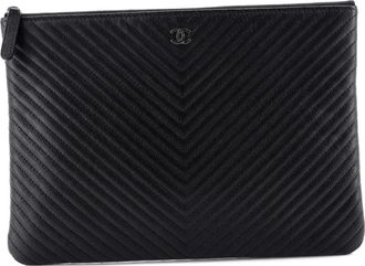 Chanel Clutch O Case media in pelle Caviar con motivo chevron - Nero