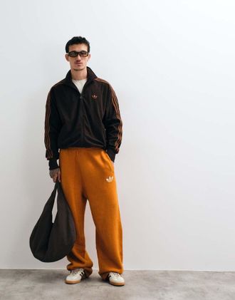 adidas Originals pantaloni sportivi in maglia a gamba dritta arancione caldo-Marrone