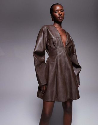 Asos Vestito corto strutturato in pelle sintetica color cioccolato con maniche cocoon e cuciture a vista-Marrone