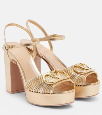 Valentino Garavani Pumps VLogo Signature in pelle con plateau