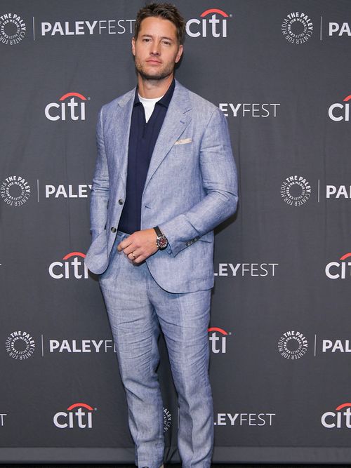 Justin Hartley in einem hellblauen Leinenanzug.