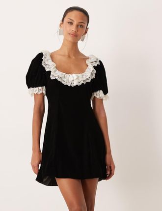 For Love & Lemons Vestito corto in velluto nero con scollo rotondo e volant in pizzo