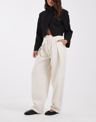 Asos pantaloni sartoriali barrel con fascione alto e dettaglio piega in crema-Bianco