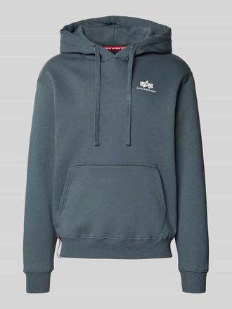 Alpha Industries Alpha Industries Hoodie mit Logo und K&auml;nguru-Tasche in Hellblau, Gr&ouml;&szlig;e L