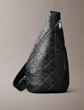Calvin Klein Bolso Bandolera Con El Logotipo Del Emblema Grabado En Relieve Por Toda La Superficie