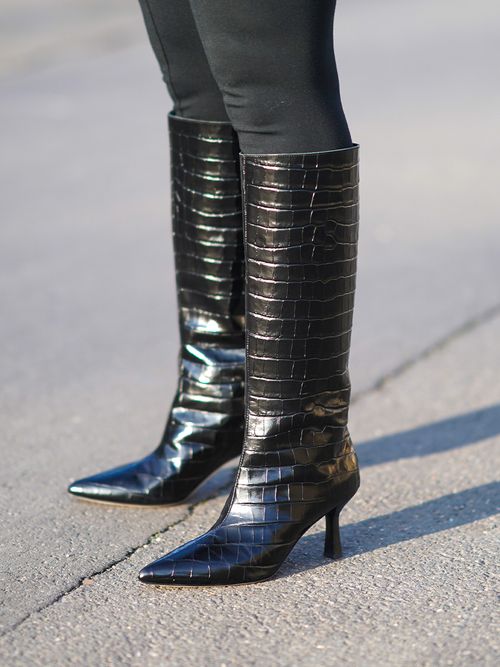 Close up von kniehohen Stiefeln mit Kroko-Prägung.