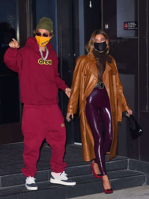 Justin und Hailey Bieber mit Gesichtsmasken und einem Look in Bordeaux.