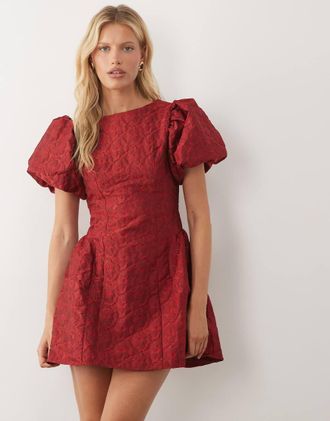 Sister Jane Sister Jane - Bilberry - Vestito corto jacquard rosso intenso con maniche a sbuffo e scollo rotondo in esclusiva