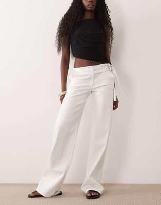 Gina Tricot Gina Tricot - Jeans dritti a vita medio alta bianco sporco con doppia cintura