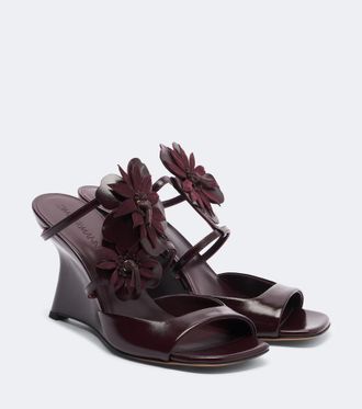 Zimmermann Mules con cu&ntilde;a Belara de piel con aplique floral