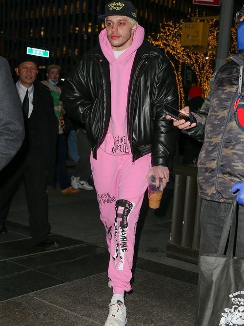 Pete Davidson mit einem pinken Jogginganzug und einer schwarzen Lederjacke.