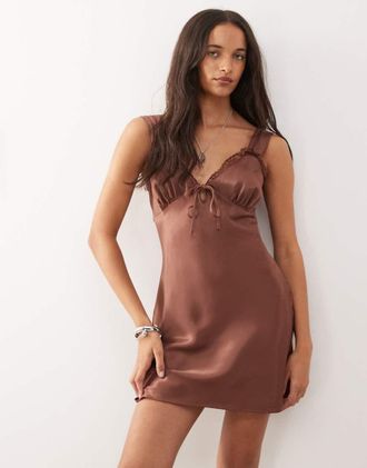 Reclaimed Vintage Vestito corto in raso marrone con finiture in pizzo