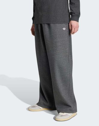 adidas Originals Trefoil Essentials - Pantaloni ampi con fondo aperto grigio scuro m&eacute;lange