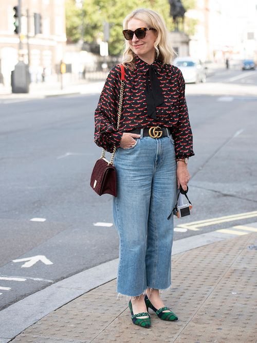 ragazza con jeans cropped e camicia vintage