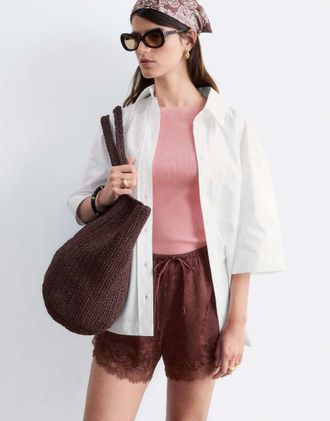 & Other Stories Pantaloncini in raso jacquard marrone scuro con finiture in pizzo