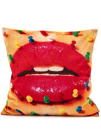 Seletti x Toiletpaper mouth with pins-print padded cushion (50cm x 50cm) - unisex - Polyester/Feather - One Size - Red