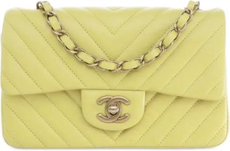 Chanel Borsa a tracolla rettangolare mini in pelle di agnello con motivo chevron e battente 2015-2016 - Giallo