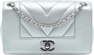 Chanel Borsa a tracolla Mademoiselle mini in pelle di pecora trapuntata con motivo chevron e battente 2017-2018 - Argento
